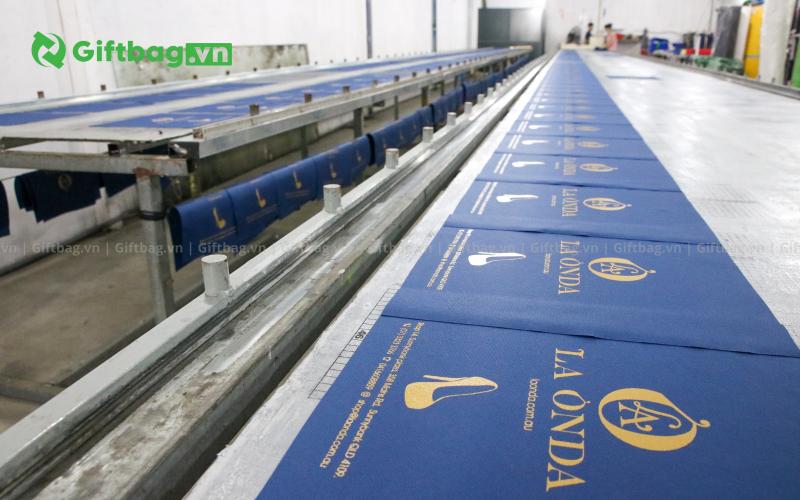 xuong-san-xuat-in-an-tui-vai-balo-gia-re-uy-tin-ha-noi-giftbag-115