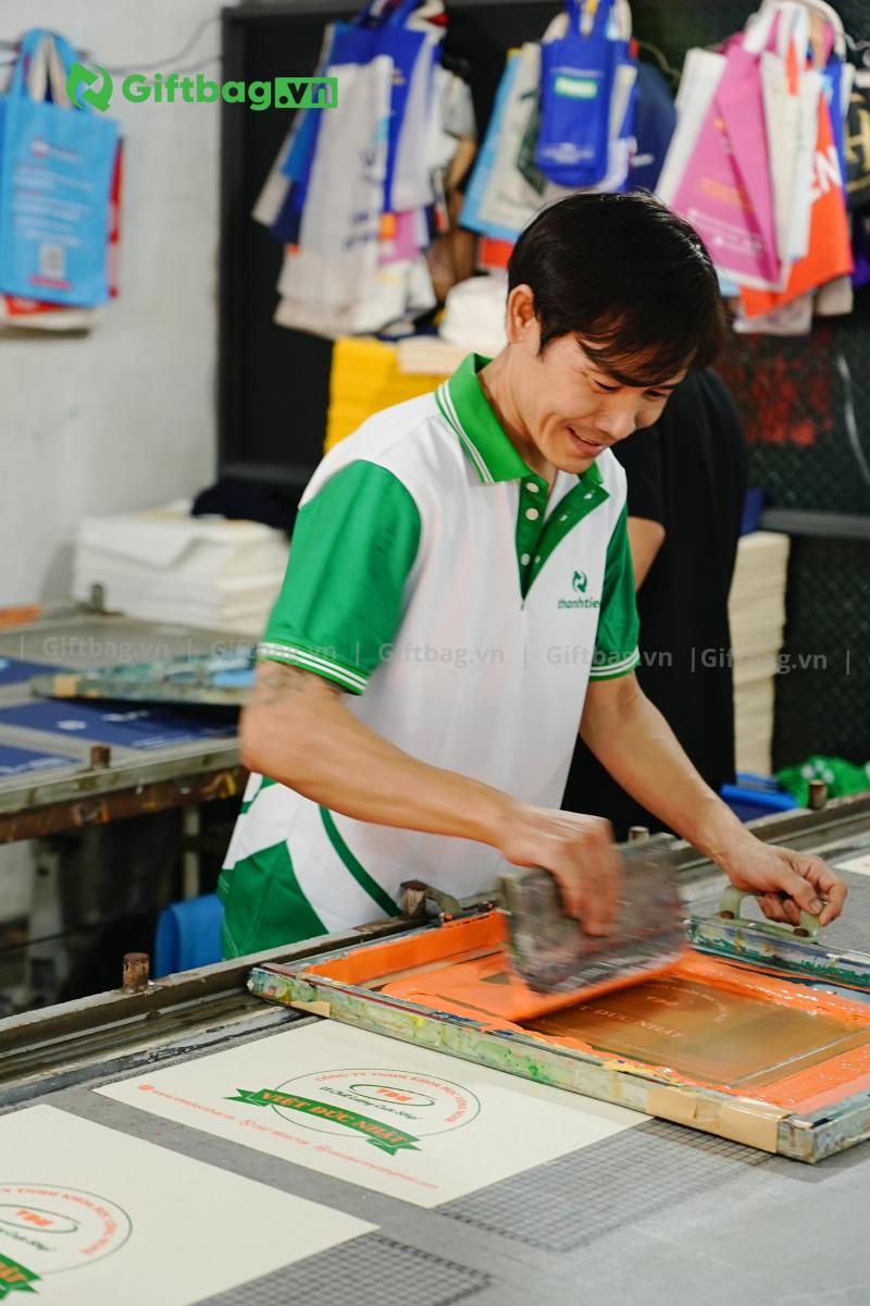 xuong-san-xuat-in-an-tui-vai-balo-gia-re-uy-tin-ha-noi-giftbag-200
