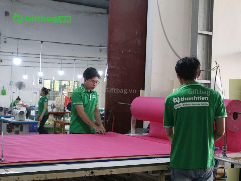 xuong-san-xuat-in-an-tui-vai-balo-gia-re-uy-tin-ha-noi-giftbag-217