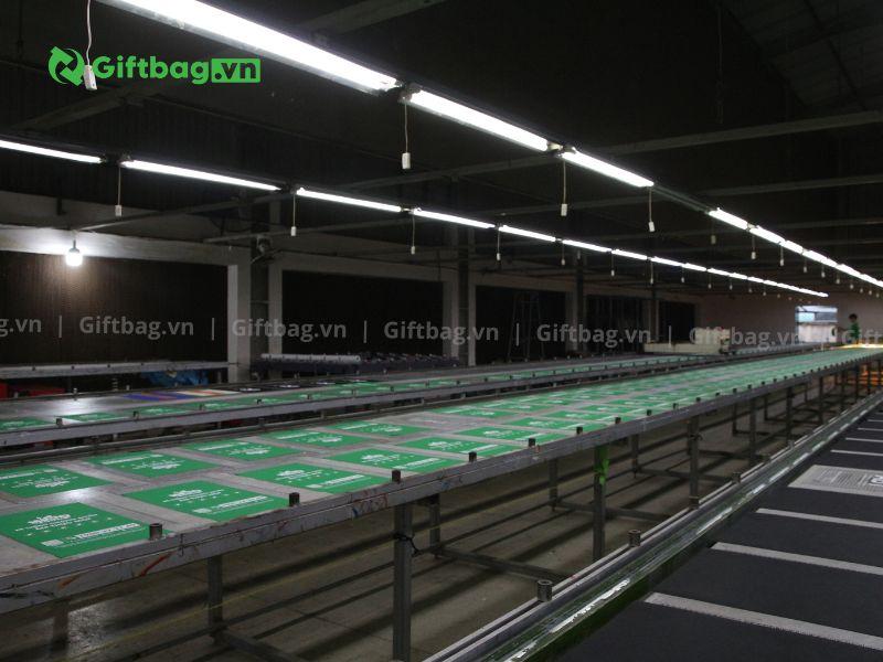 xuong-san-xuat-in-an-tui-vai-balo-gia-re-uy-tin-ha-noi-giftbag-219