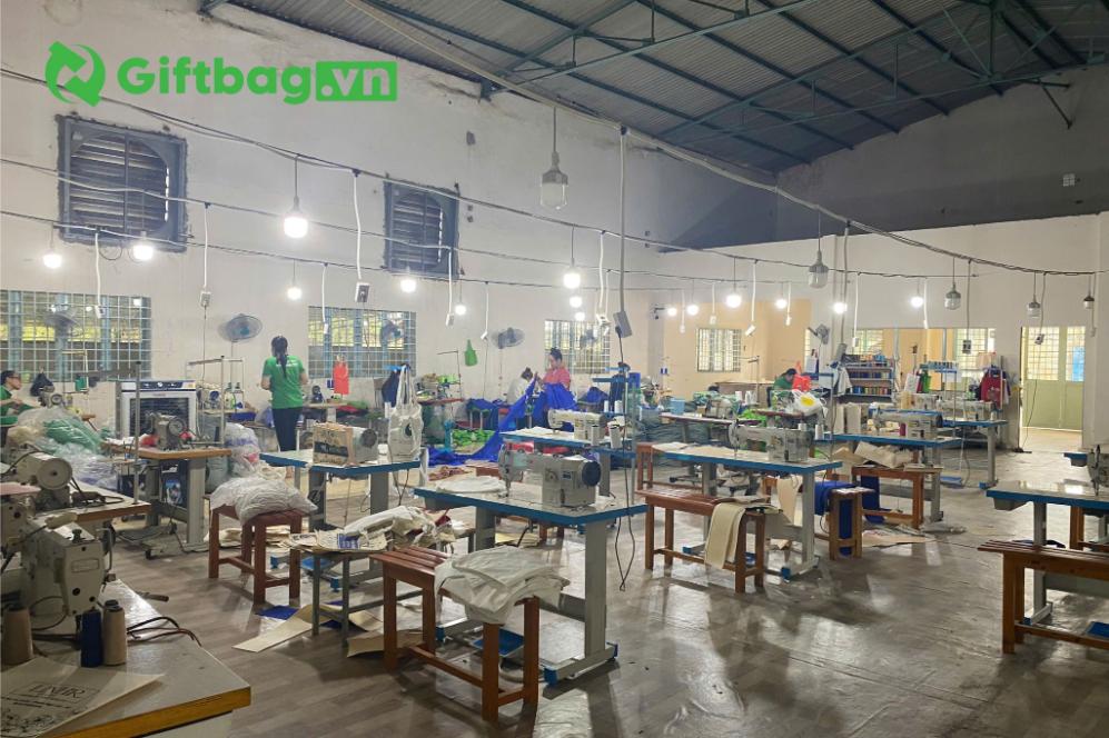 xuong-san-xuat-in-an-tui-vai-balo-gia-re-uy-tin-ha-noi-giftbag-3