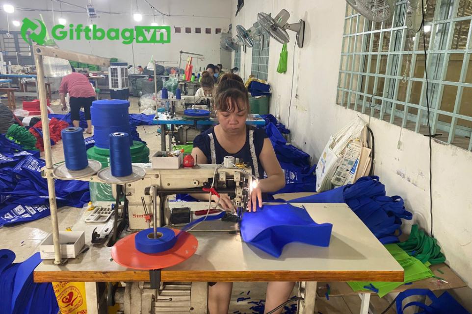 xuong-san-xuat-in-an-tui-vai-balo-gia-re-uy-tin-ha-noi-giftbag-6