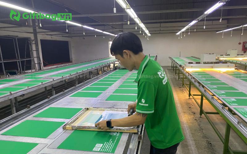 xuong-san-xuat-in-an-tui-vai-balo-gia-re-uy-tin-ha-noi-giftbag-77