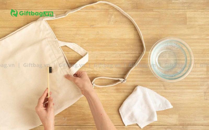 cach-ve-sinh-tui-vai-canvas-bo-dung-cach-1