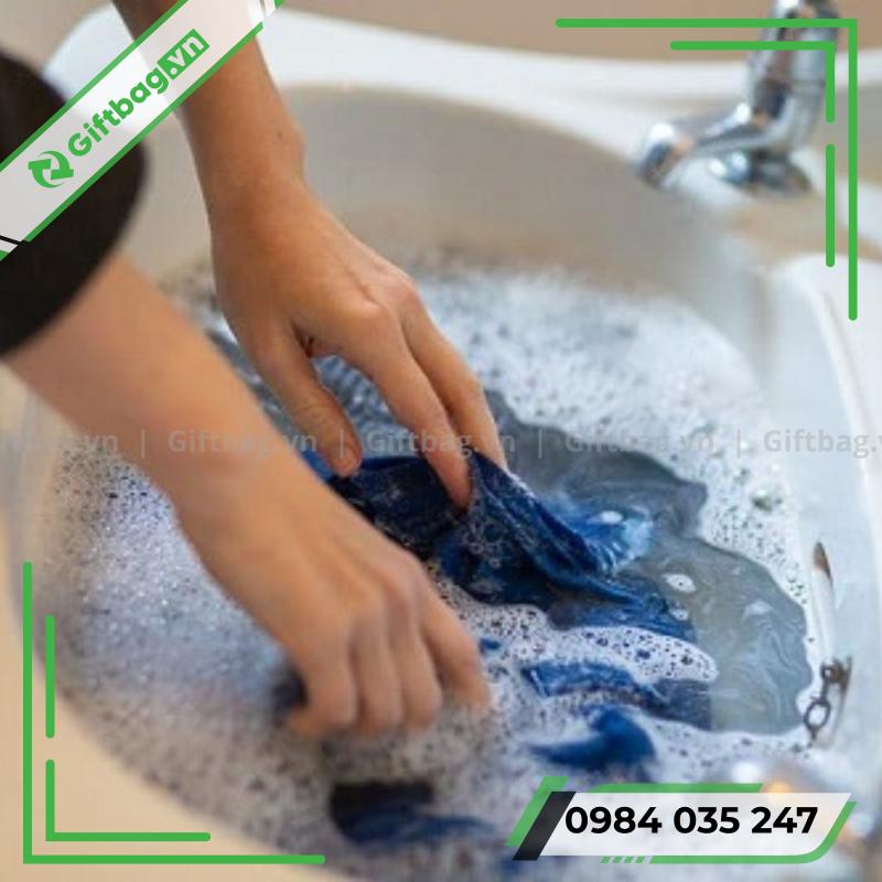 cach-ve-sinh-tui-vai-canvas-bo-dung-cach-4