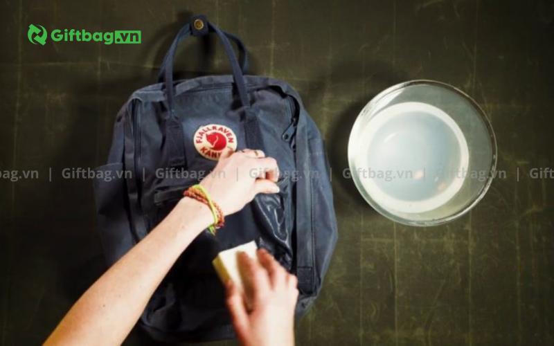 cach-ve-sinh-tui-vai-canvas-bo-dung-cach-7