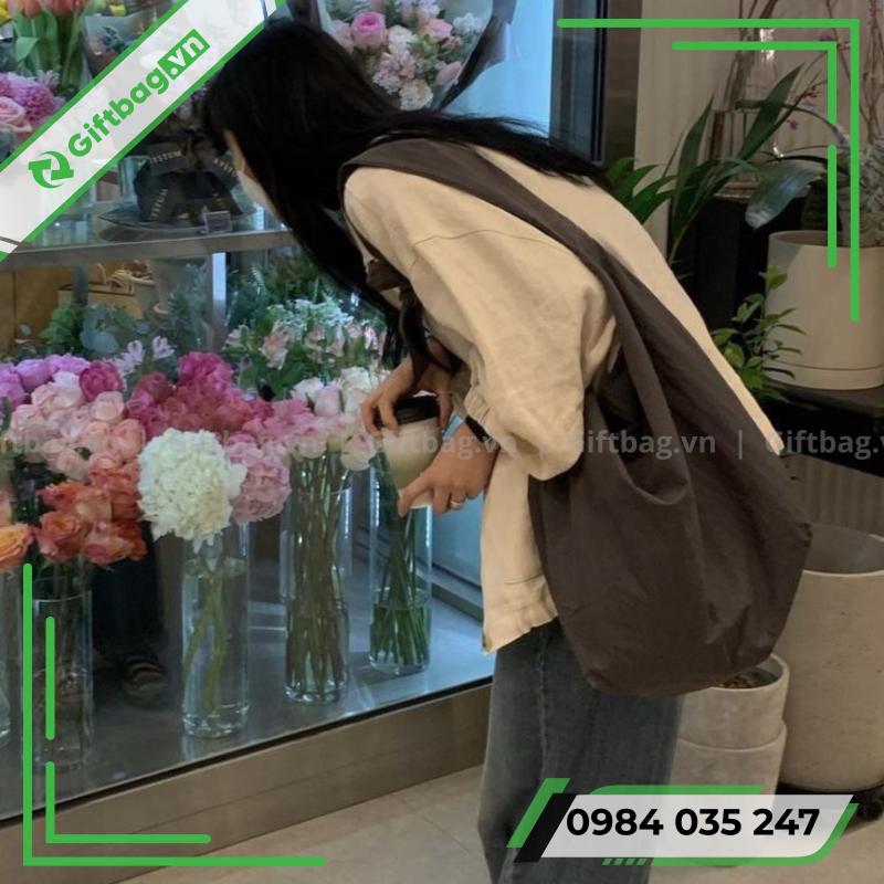 phoi-do-chua-trend-voi-tui-vai-deo-cheo-nu-4