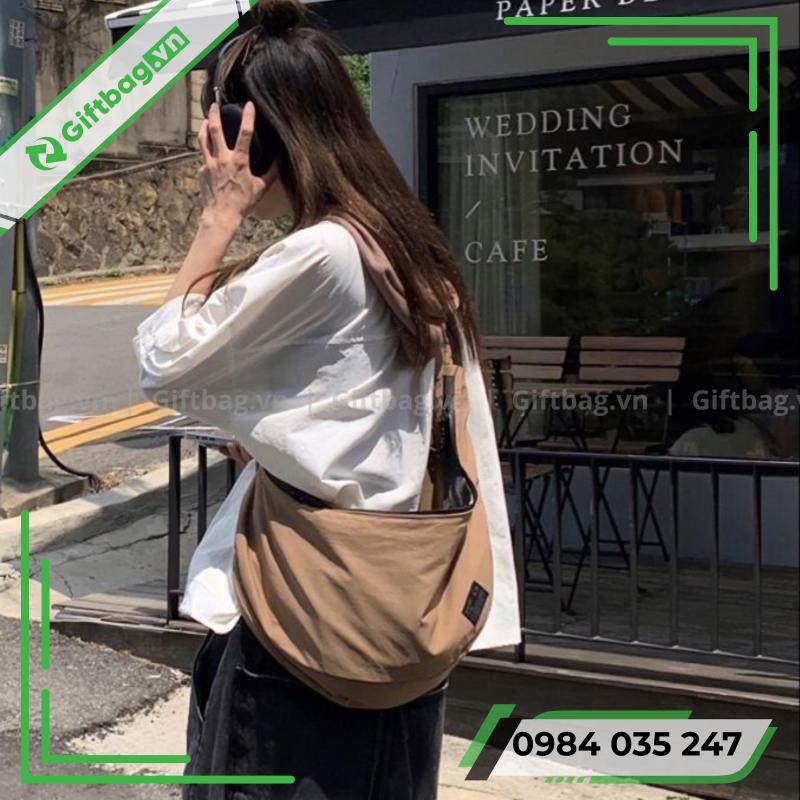 phoi-do-chua-trend-voi-tui-vai-deo-cheo-nu-5