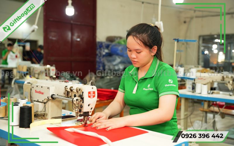 xuong-may-in-tui-vai-theo-yeu-cau-gia-re-ha-noi-giftbag-14