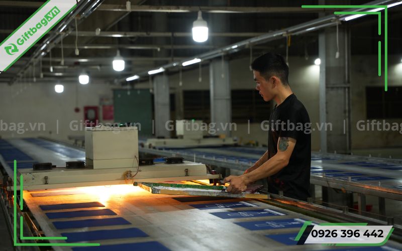 cong-ty-san-xuat-tui-vai-du-chong-nuoc-theo-yeu-cau-ha-noi-1