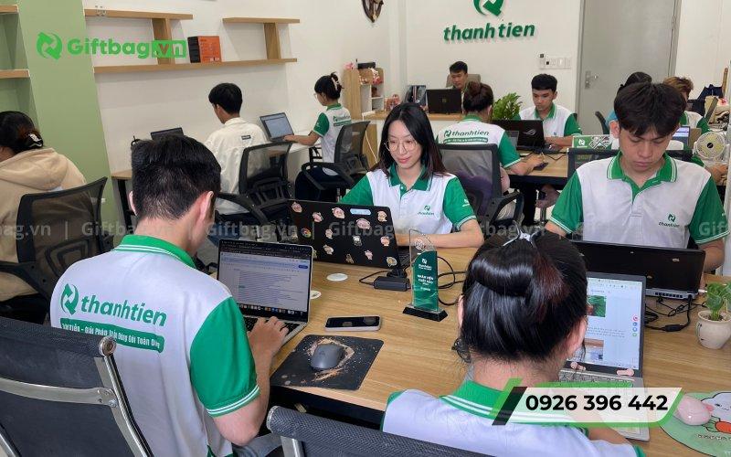 doi-ngu-nhan-vien-van-phong