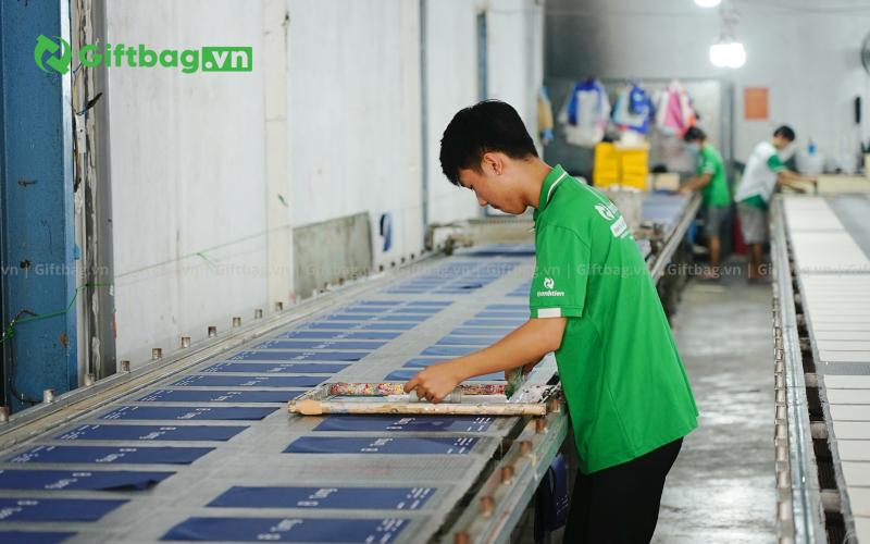 giftbag-xuong-chuyen-cung-cap-san-xuat-tui-vai-balo-gia-re-chat-luong-tai-hcm-va-ha-noi_(160)