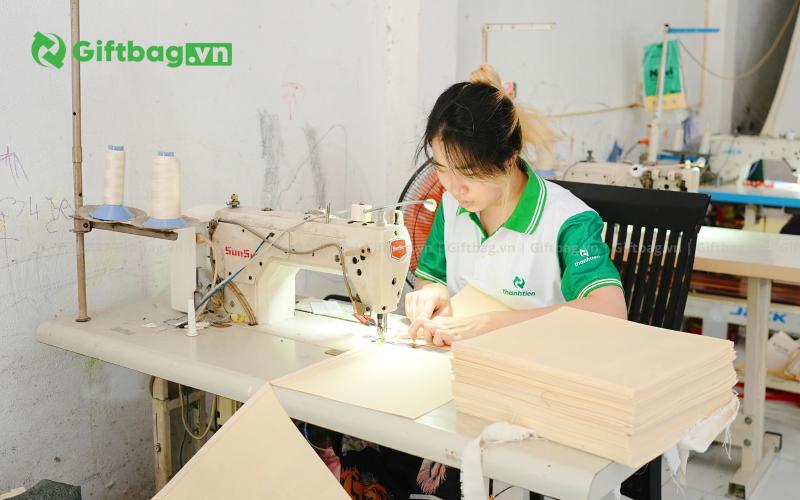 giftbag-xuong-chuyen-cung-cap-san-xuat-tui-vai-balo-gia-re-chat-luong-tai-hcm-va-ha-noi_(170)