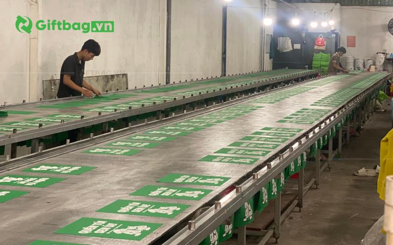 giftbag-xuong-chuyen-cung-cap-san-xuat-tui-vai-balo-gia-re-chat-luong-tai-hcm-va-ha-noi_(24)