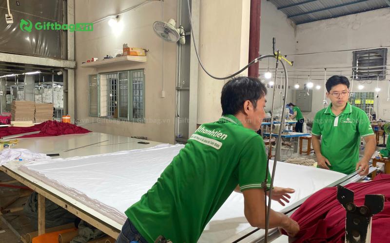 giftbag-xuong-chuyen-cung-cap-san-xuat-tui-vai-balo-gia-re-chat-luong-tai-hcm-va-ha-noi_(52)