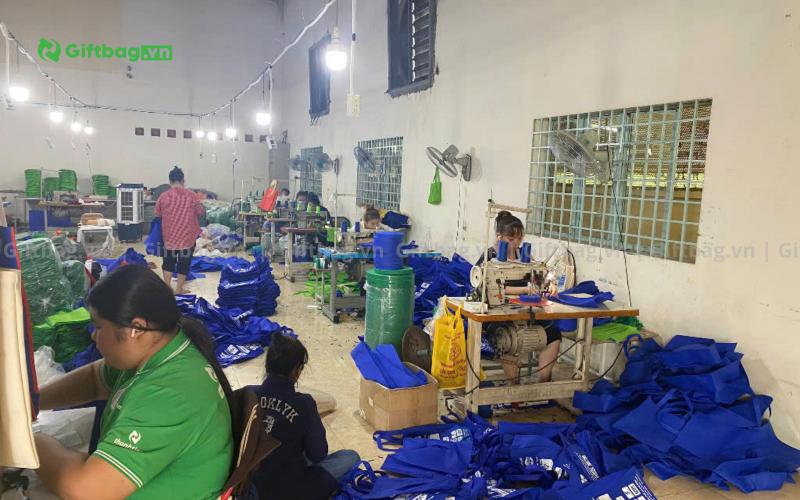 giftbag-xuong-chuyen-cung-cap-san-xuat-tui-vai-balo-gia-re-chat-luong-tai-hcm-va-ha-noi_(93)